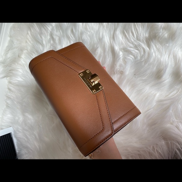 MK Kinsley Med Wallet Crossbody - Picture 6 of 7